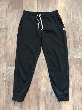 Vuori Women’s Black Performance Jogger Dreamknit. Size Medium